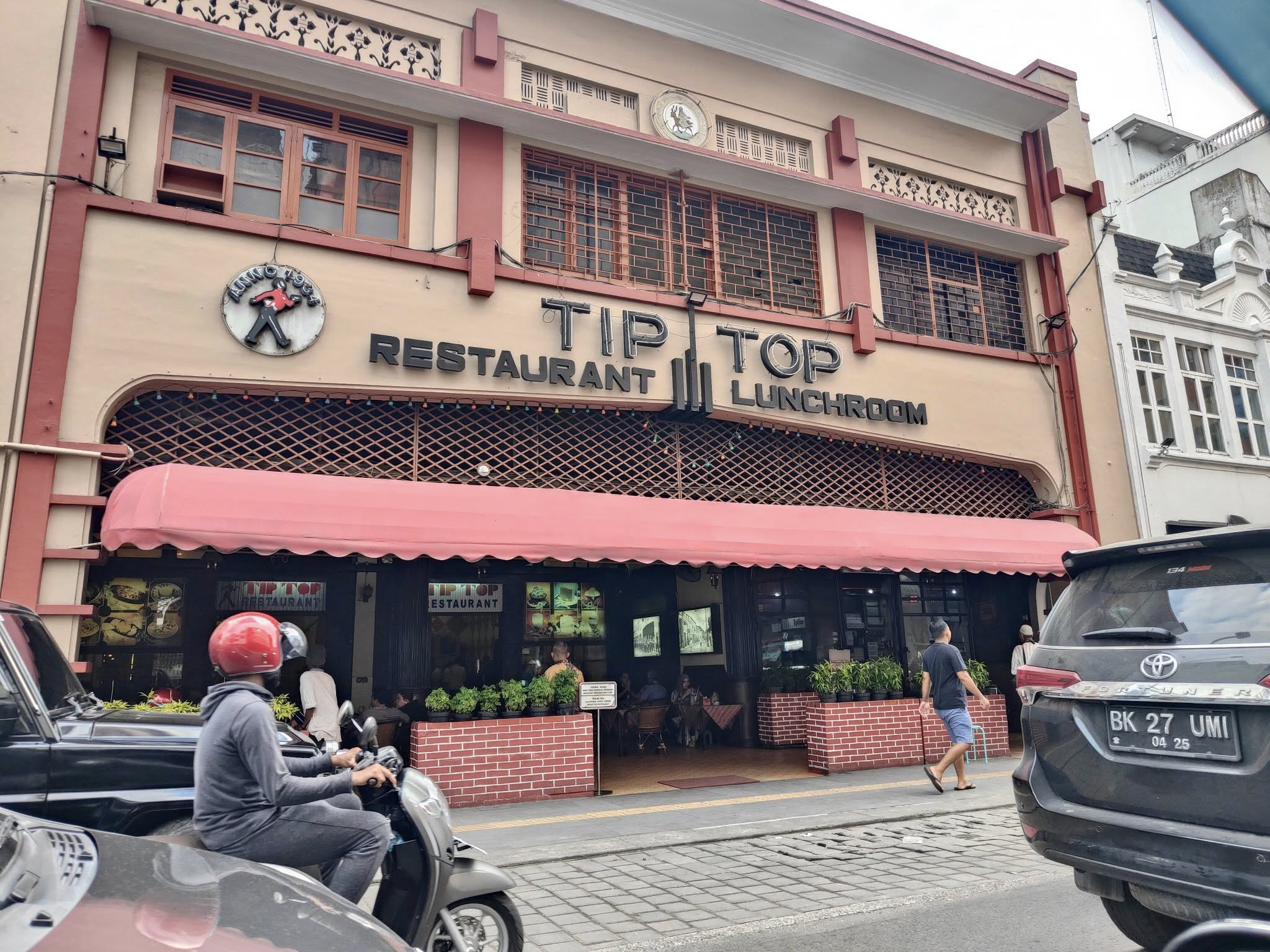 Strategi Bertahan Menjadi Legenda: Belajar dari Kedai 1943